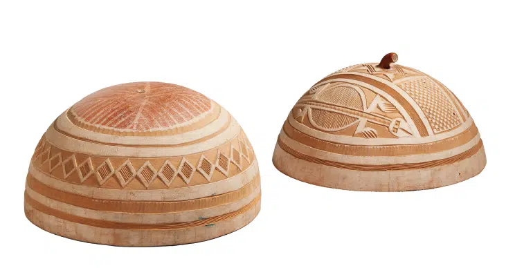 Deux calebasses sculptées